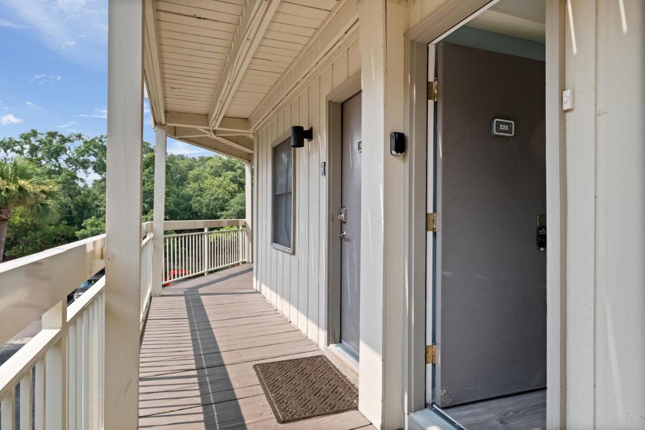 The Breakers #220 Beach Condo, Beautiful Ocean View At Coligny Beach, 4 N Forest Beach Drive Hilton Head, Walk To All Shops Restaurants, Renovated Jan 2024, Vacation Rental Hhi Llc Hilton Head Island Exterior foto